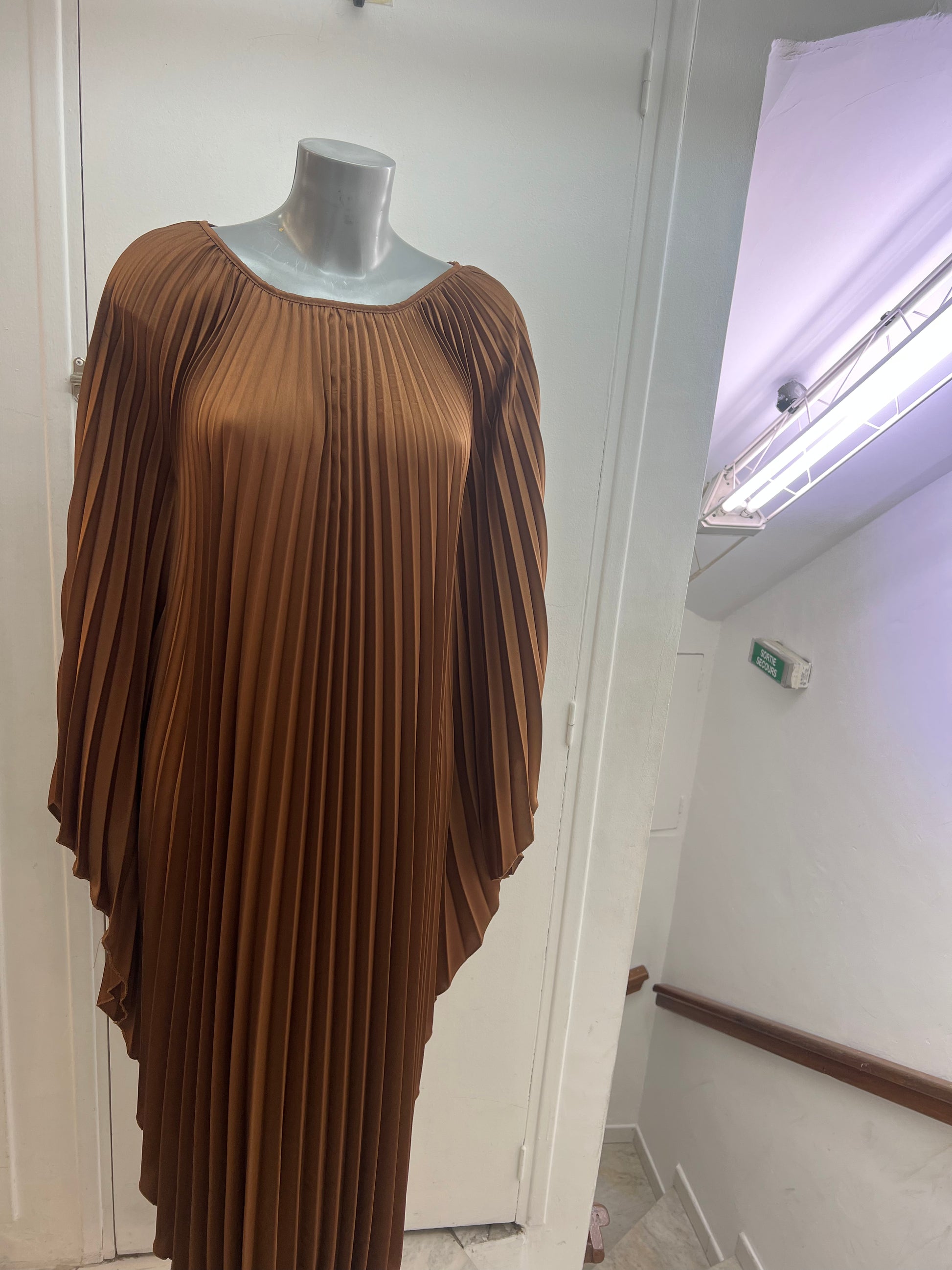 Robe plissée marron